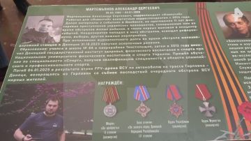 Парту Героя, посвященную погибшему в зоне СВО корреспонденту "Известий" Александру Мартемьянову, открыли в школе в Донецке