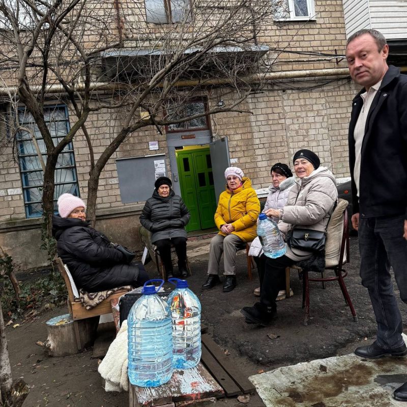 Роман Конев: 5 декабря 2025 года депутаты Горловского городского совета от фракции «Единая Россия» – Максим Лебедев, Светлана Евсеенко, Андрей Костюк, Эдуард Полепкин, Евгений Прокопович – осуществили адресный подвоз воды и... Роман Конев: 5 декабря 2025 года депутаты Горловского городского совета от фракции «Единая Россия» – Максим Лебедев, Светлана Евсеенко, Андрей Костюк, Эдуард Полепкин, Евгений Прокопович – осуществили адресный подвоз воды и...