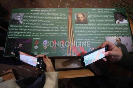 Сегодня в донецкой школе № 125 состоялось открытие Парты Героя, посвященное журналисту, историку, краеведу, участнику СВО Анатолию Жарову и военкору Александру Мартемьянову