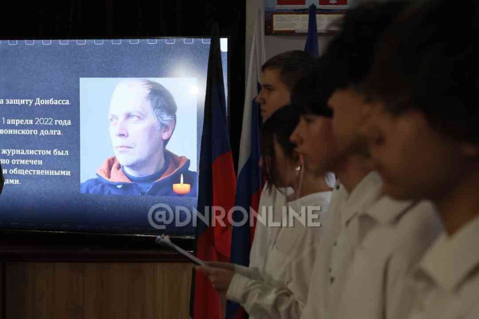 Сегодня в донецкой школе № 125 состоялось открытие Парты Героя, посвященное журналисту, историку, краеведу, участнику СВО Анатолию Жарову и военкору Александру Мартемьянову Сегодня в донецкой школе № 125 состоялось открытие Парты Героя, посвященное журналисту, историку, краеведу, участнику СВО Анатолию Жарову и военкору Александру Мартемьянову