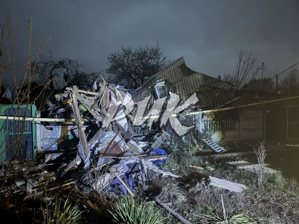 Иван Приходько: Разрушенный прямым попаданием снаряда ВФУ дом в посёлке Короленко (Центрально-Городской район Горловки) Иван Приходько: Разрушенный прямым попаданием снаряда ВФУ дом в посёлке Короленко (Центрально-Городской район Горловки)