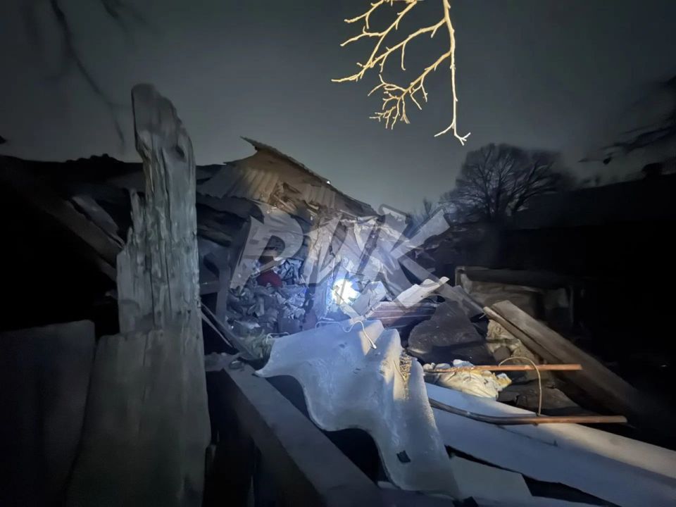 Иван Приходько: Разрушенный прямым попаданием снаряда ВФУ дом в посёлке Короленко (Центрально-Городской район Горловки) Иван Приходько: Разрушенный прямым попаданием снаряда ВФУ дом в посёлке Короленко (Центрально-Городской район Горловки)