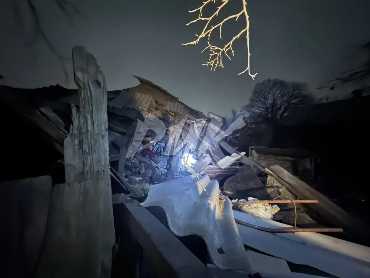 Иван Приходько: Разрушенный прямым попаданием снаряда ВФУ дом в посёлке Короленко (Центрально-Городской район Горловки) Иван Приходько: Разрушенный прямым попаданием снаряда ВФУ дом в посёлке Короленко (Центрально-Городской район Горловки)