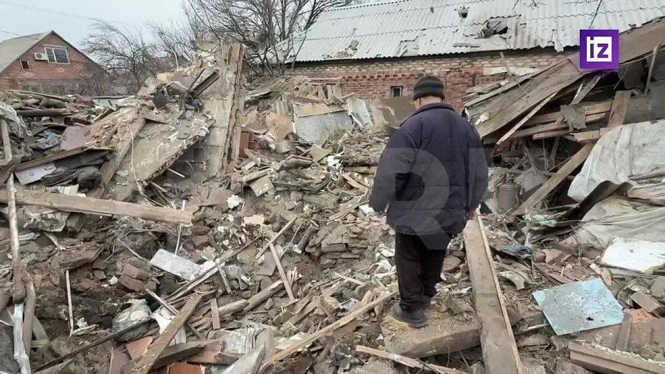 "Глянула — дома нет, все в руинах": корреспондент "Известий" пообщался с пострадавшими в результате вчерашней атаки ВСУ в ДНР и показал кадры последствий удара