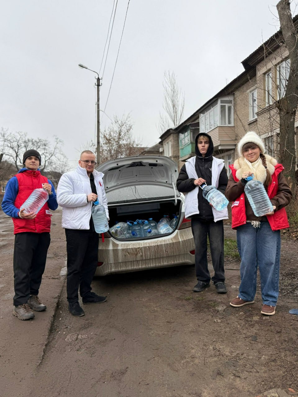 Роман Конев: 9 декабря 2025 года депутаты Горловского городского совета от фракции «Единая Россия» – Олег Сладкевич и Даниил Карабаев – осуществили адресную доставку воды и контролировали её доставку Роман Конев: 9 декабря 2025 года депутаты Горловского городского совета от фракции «Единая Россия» – Олег Сладкевич и Даниил Карабаев – осуществили адресную доставку воды и контролировали её доставку