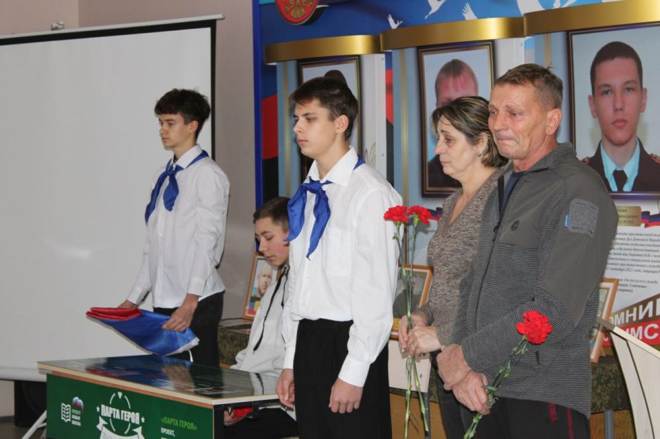 Навсегда в строю памяти. По партийному проекту «Новая школа», реализуемому при поддержке партии «Единая Россия» и регионального общественного движения «Донецкая Республика», в одной из школ Горловки состоялось торжественное... Навсегда в строю памяти. По партийному проекту «Новая школа», реализуемому при поддержке партии «Единая Россия» и регионального общественного движения «Донецкая Республика», в одной из школ Горловки состоялось торжественное...