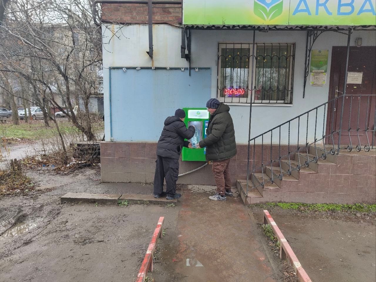 Роман Конев: 10 декабря 2025 года депутат Горловского городского совета от фракции «Единая Россия» Николай Гальченко посетил место подвоза воды