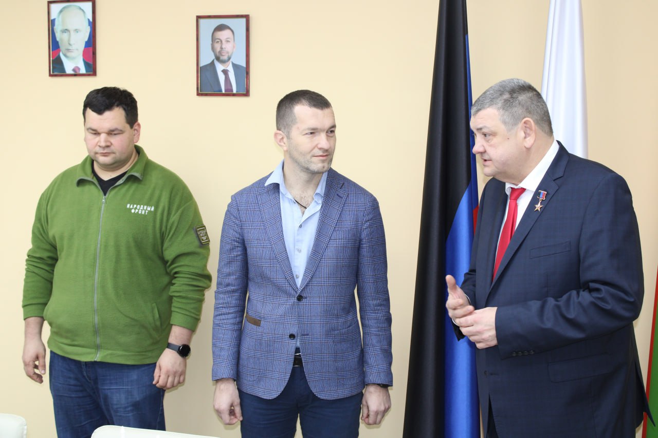 Иван Приходько: Сегодня в стенах администрации городского округа Горловка состоялось вручение нагрудных знаков «Народный фронт. Все для Победы!»