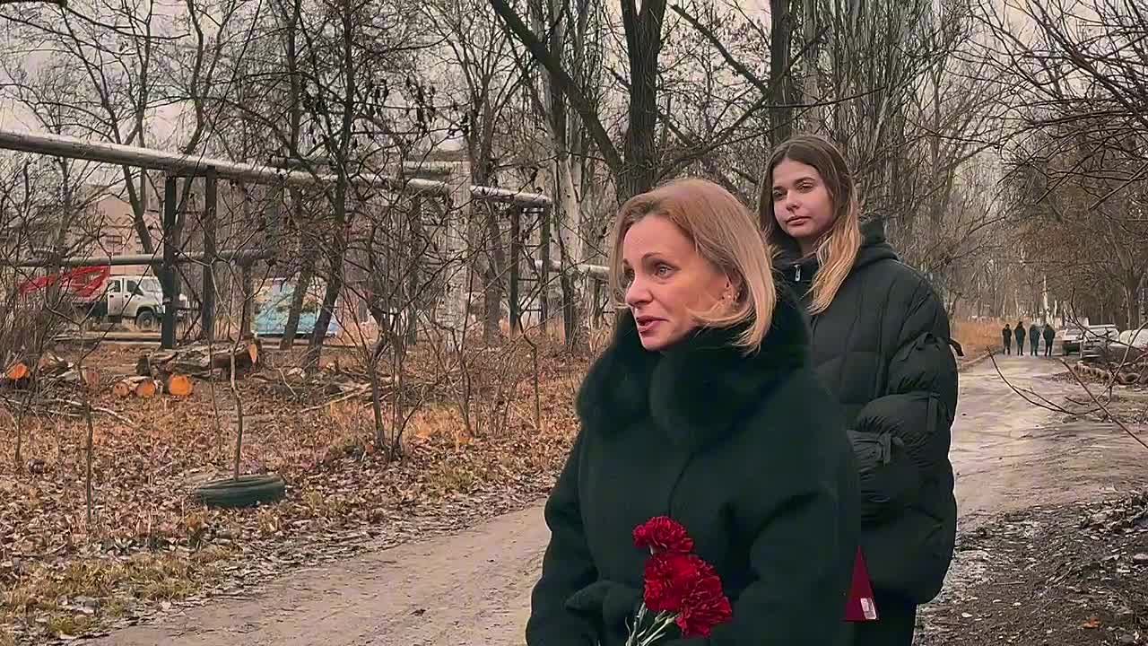 В Горловке прошло торжественное открытие двух Звзд Героя