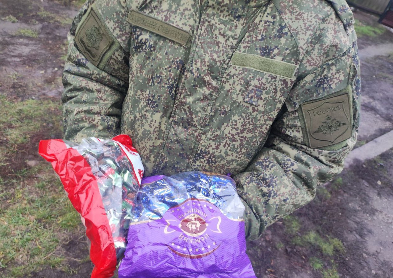 Новый год для героев. 16 декабря Доброслужащие администрации городского округа Горловка совместно с представителями некоммерческих организаций приняли участие в акции «Новый год для героя»