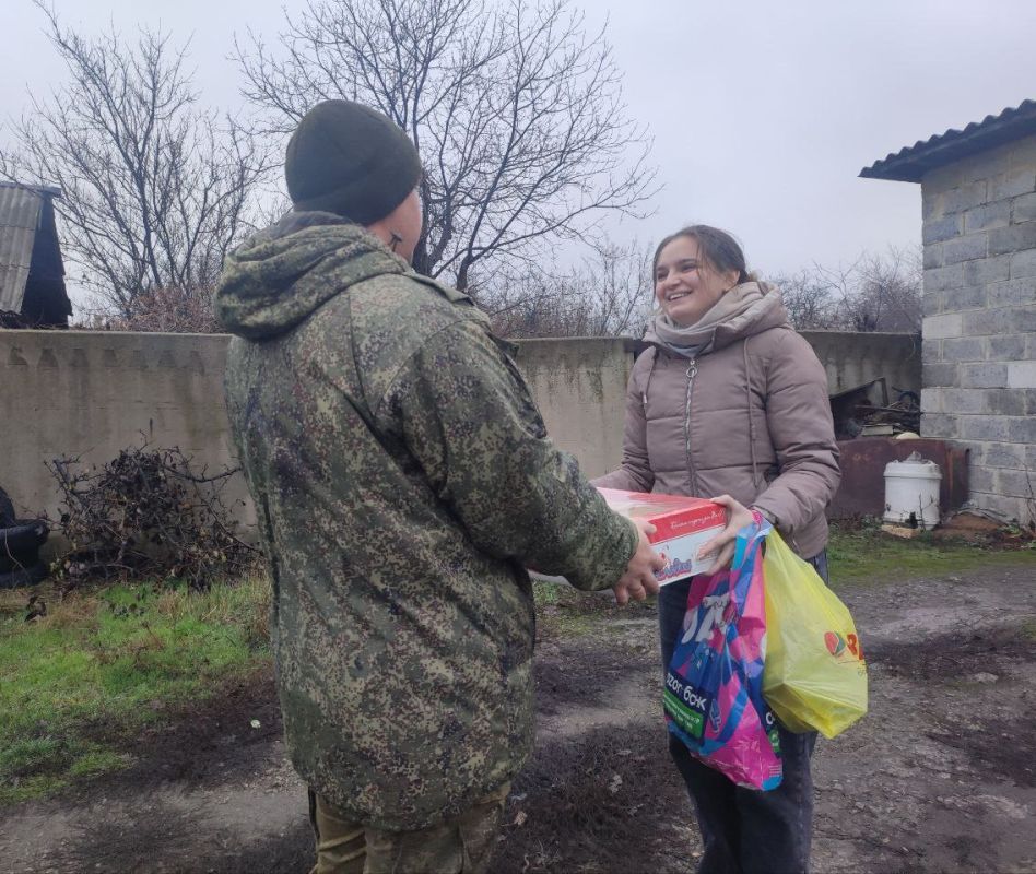 Новый год для героев. 16 декабря Доброслужащие администрации городского округа Горловка совместно с представителями некоммерческих организаций приняли участие в акции «Новый год для героя» Новый год для героев. 16 декабря Доброслужащие администрации городского округа Горловка совместно с представителями некоммерческих организаций приняли участие в акции «Новый год для героя»