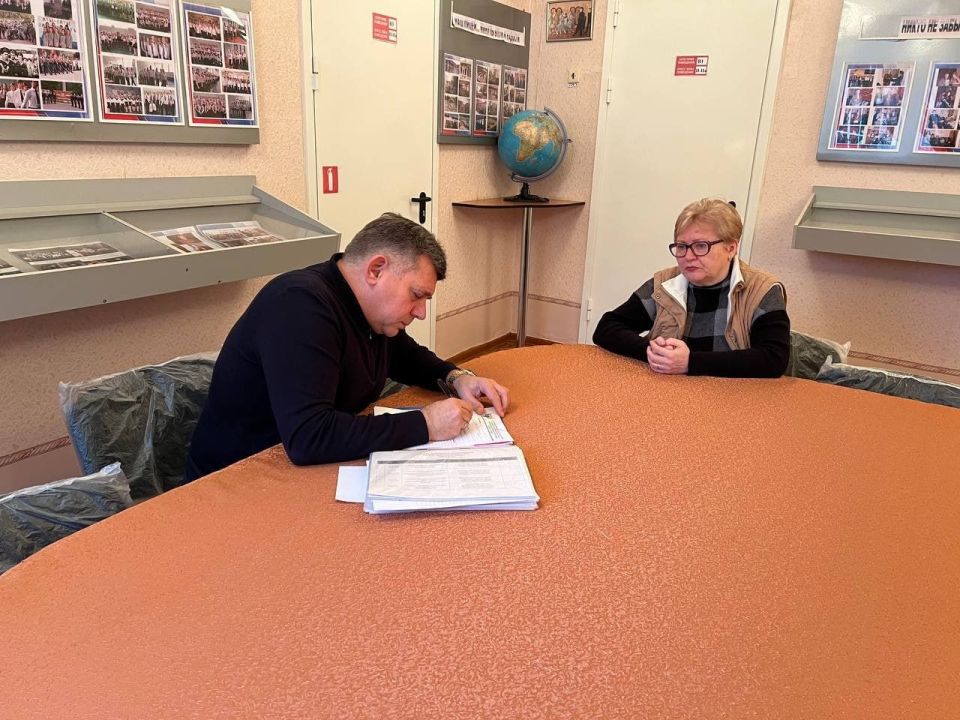 Роман Конев: 17 декабря 2025 года состоялся выездной приём граждан депутатом Горловского городского совета Донецкой Народной Республики Сергеем Третьяковым в ГБОУ «Лицей №14 «Лидер» города Горловка» в Центрально-Городском... Роман Конев: 17 декабря 2025 года состоялся выездной приём граждан депутатом Горловского городского совета Донецкой Народной Республики Сергеем Третьяковым в ГБОУ «Лицей №14 «Лидер» города Горловка» в Центрально-Городском...