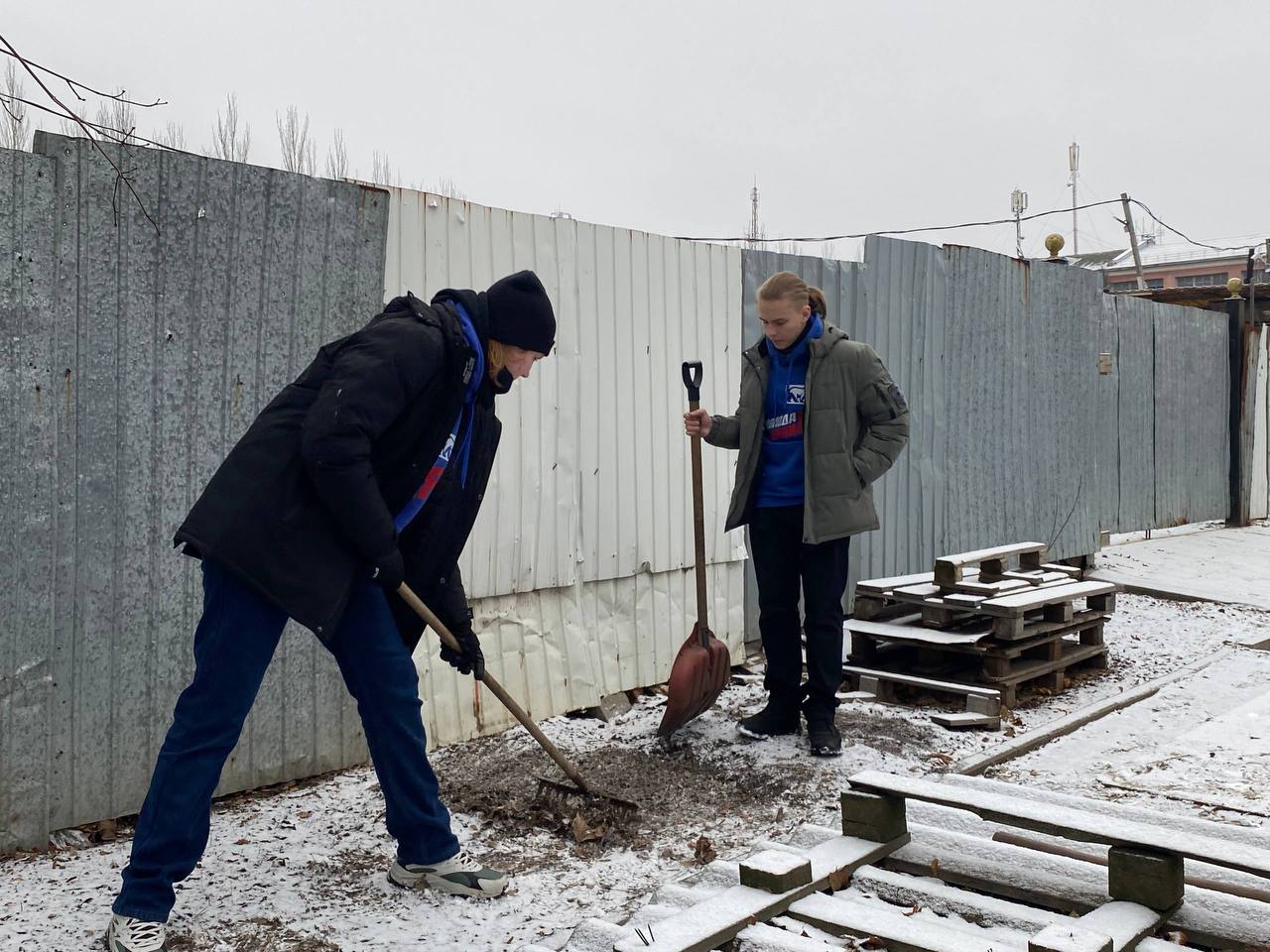Мы всегда готовы помочь. В рамках проекта «Моя крепость» активисты Никитовского штаба Молодёжки Горловки навели порядок на территории Богоявленского кафедрального собора Мы всегда готовы помочь. В рамках проекта «Моя крепость» активисты Никитовского штаба Молодёжки Горловки навели порядок на территории Богоявленского кафедрального собора