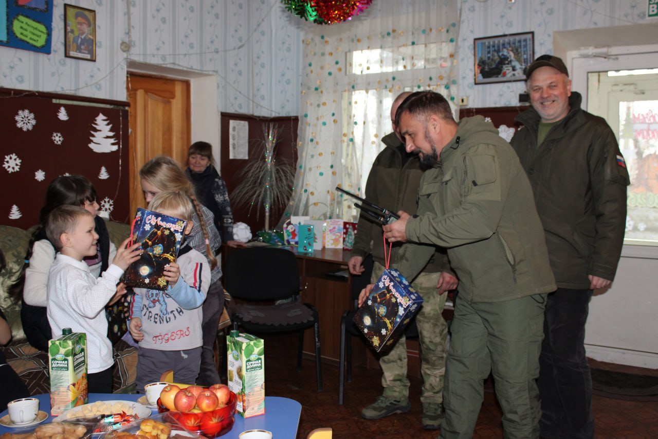 Иван Приходько: Сердца детей Горловки наполнились радостью: привезли долгожданные новогодние подарки Иван Приходько: Сердца детей Горловки наполнились радостью: привезли долгожданные новогодние подарки