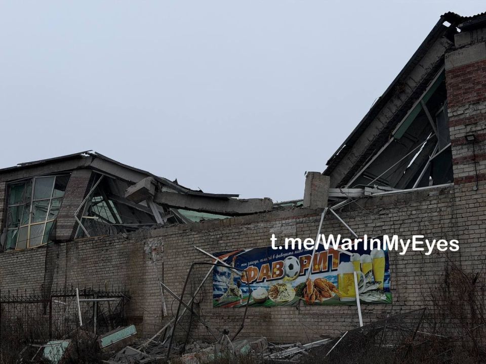 Последствия прилета ракеты РСЗО «HIMARS» в здание спортивного зала Горловского машиностроительного колледжа Последствия прилета ракеты РСЗО «HIMARS» в здание спортивного зала Горловского машиностроительного колледжа