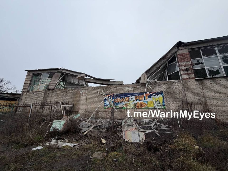 Последствия прилета ракеты РСЗО «HIMARS» в здание спортивного зала Горловского машиностроительного колледжа Последствия прилета ракеты РСЗО «HIMARS» в здание спортивного зала Горловского машиностроительного колледжа