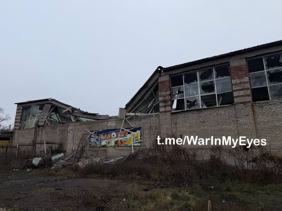 Последствия прилета ракеты РСЗО «HIMARS» в здание спортивного зала Горловского машиностроительного колледжа Последствия прилета ракеты РСЗО «HIMARS» в здание спортивного зала Горловского машиностроительного колледжа