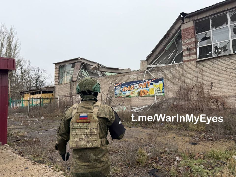 Последствия прилета ракеты РСЗО «HIMERS» в здание спортивного зала Горловского машиностроительного колледжа Последствия прилета ракеты РСЗО «HIMERS» в здание спортивного зала Горловского машиностроительного колледжа