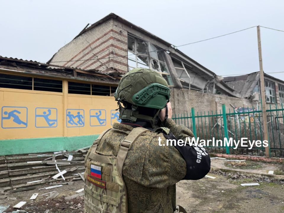 Последствия прилета ракеты РСЗО «HIMERS» в здание спортивного зала Горловского машиностроительного колледжа Последствия прилета ракеты РСЗО «HIMERS» в здание спортивного зала Горловского машиностроительного колледжа