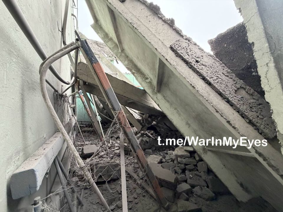 Последствия прилета ракеты РСЗО «HIMARS» в здание спортивного зала Горловского машиностроительного колледжа Последствия прилета ракеты РСЗО «HIMARS» в здание спортивного зала Горловского машиностроительного колледжа