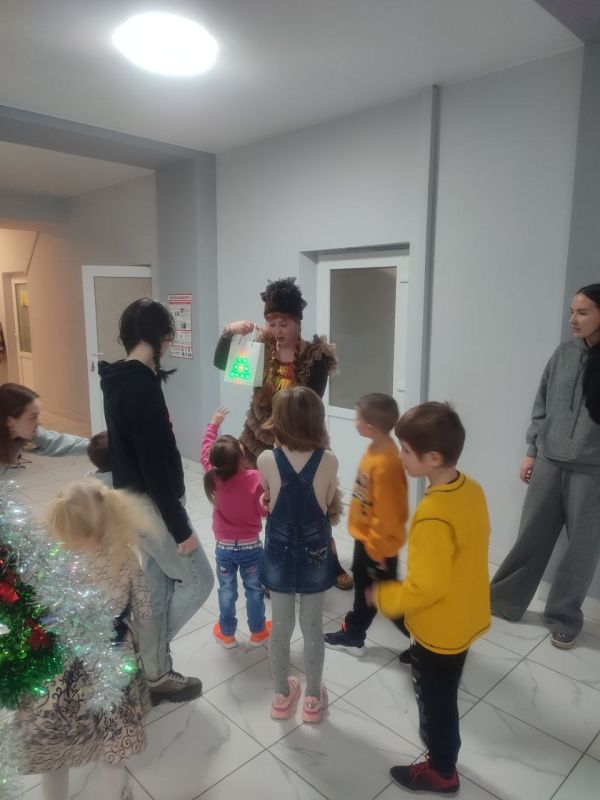 Новогодний праздник для воспитанников социально-реабилитационного центра для несовершеннолетних города Горловка Новогодний праздник для воспитанников социально-реабилитационного центра для несовершеннолетних города Горловка