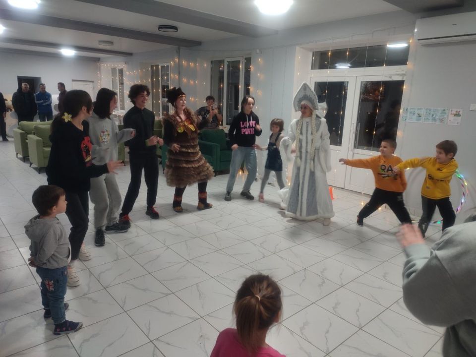 Новогодний праздник для воспитанников социально-реабилитационного центра для несовершеннолетних города Горловка Новогодний праздник для воспитанников социально-реабилитационного центра для несовершеннолетних города Горловка