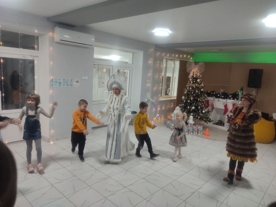 Новогодний праздник для воспитанников социально-реабилитационного центра для несовершеннолетних города Горловка