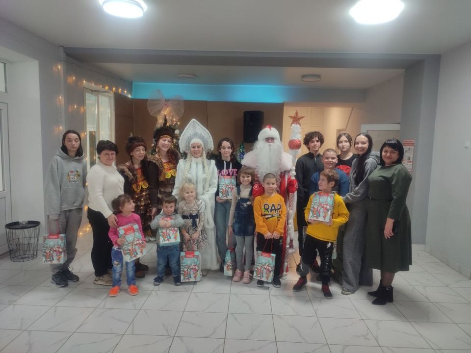 Новогодний праздник для воспитанников социально-реабилитационного центра для несовершеннолетних города Горловка Новогодний праздник для воспитанников социально-реабилитационного центра для несовершеннолетних города Горловка