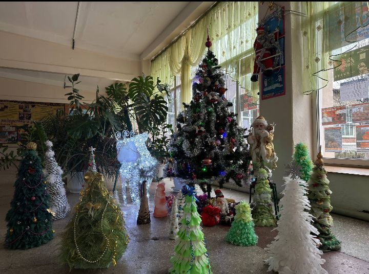 В Центрально-Городском районе города Горловка продолжается инициатива по украшению учреждений к Новогодним праздникам В Центрально-Городском районе города Горловка продолжается инициатива по украшению учреждений к Новогодним праздникам