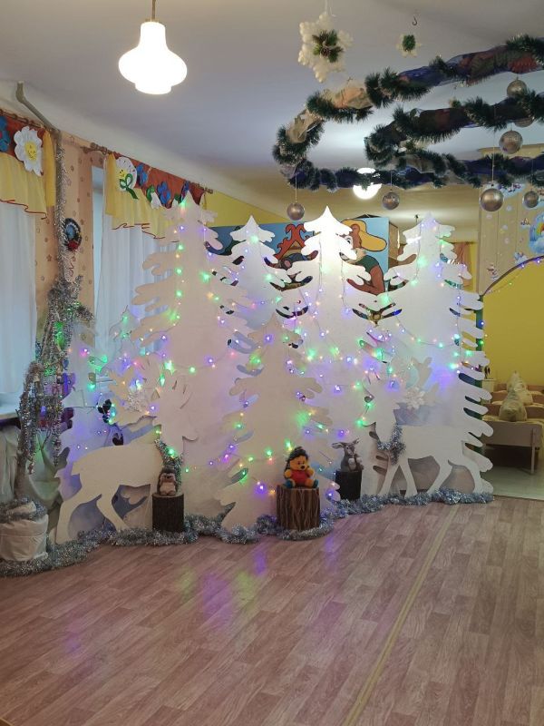 В Центрально-Городском районе города Горловка продолжается инициатива по украшению учреждений к Новогодним праздникам В Центрально-Городском районе города Горловка продолжается инициатива по украшению учреждений к Новогодним праздникам