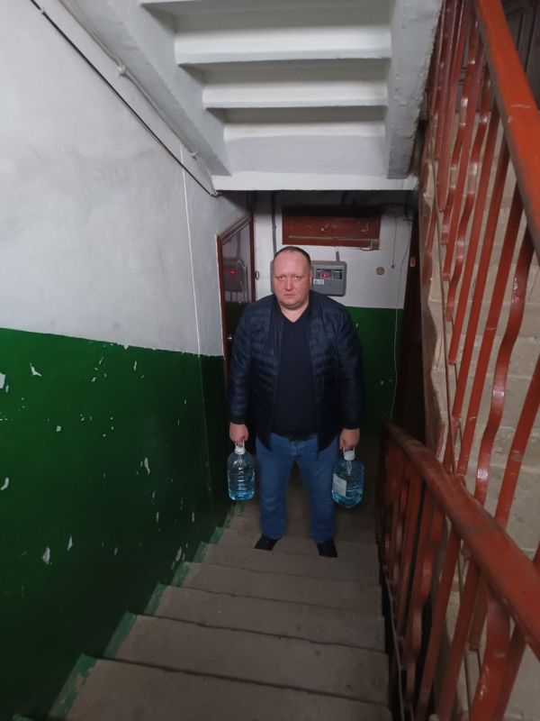 Роман Конев: 24 декабря 2025 года депутаты Горловского городского совета от фракции «Единая Россия» — Александр Бобровский и Николай Гальченко — посетили места подвоза воды и осуществили адресный подвоз воды Роман Конев: 24 декабря 2025 года депутаты Горловского городского совета от фракции «Единая Россия» — Александр Бобровский и Николай Гальченко — посетили места подвоза воды и осуществили адресный подвоз воды