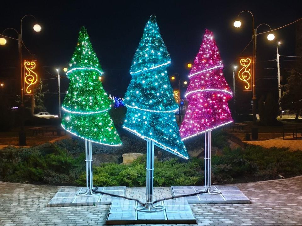 Без елки, но с иллюминацией и гирляндами: Горловка продолжает готовиться к Новому году