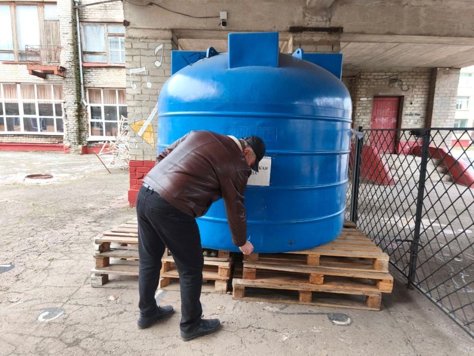 Роман Конев: 24 декабря 2025 года депутаты Горловского городского совета от фракции «Единая Россия» — Александр Бобровский и Николай Гальченко — посетили места подвоза воды и осуществили адресный подвоз воды Роман Конев: 24 декабря 2025 года депутаты Горловского городского совета от фракции «Единая Россия» — Александр Бобровский и Николай Гальченко — посетили места подвоза воды и осуществили адресный подвоз воды