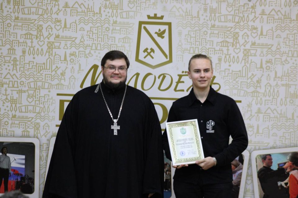 Активисты Молодёжки награждены почётными грамотами и благодарностями Активисты Молодёжки награждены почётными грамотами и благодарностями