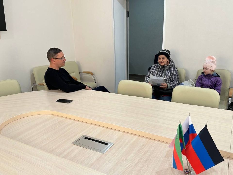 24 декабря 2025 года депутаты Горловского городского совета от фракции «Единая Россия» – Роман Конев, София Потапова, Олег Сладкевич, Геннадий Маюров – провели встречи с населением