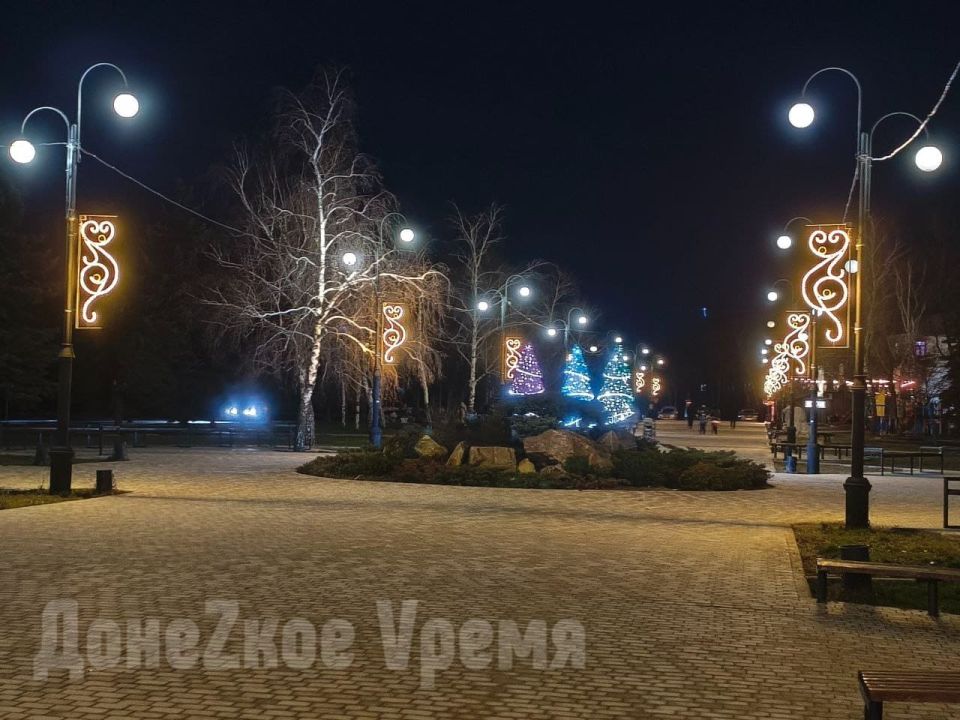 Без елки, но с иллюминацией и гирляндами: Горловка продолжает готовиться к Новому году Без елки, но с иллюминацией и гирляндами: Горловка продолжает готовиться к Новому году