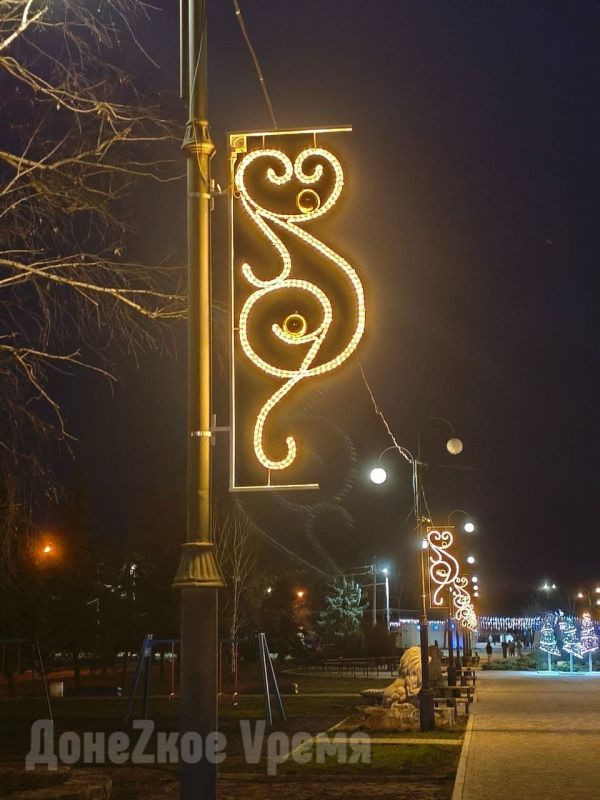 Без елки, но с иллюминацией и гирляндами: Горловка продолжает готовиться к Новому году Без елки, но с иллюминацией и гирляндами: Горловка продолжает готовиться к Новому году