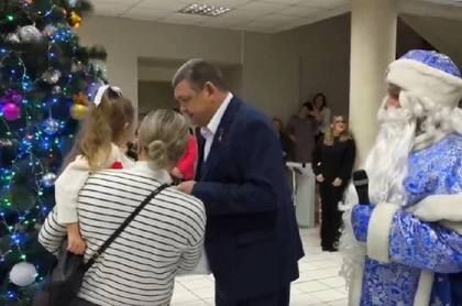 Глава Горловки исполнил новогодние мечты детей в рамках акции «Елка желаний»