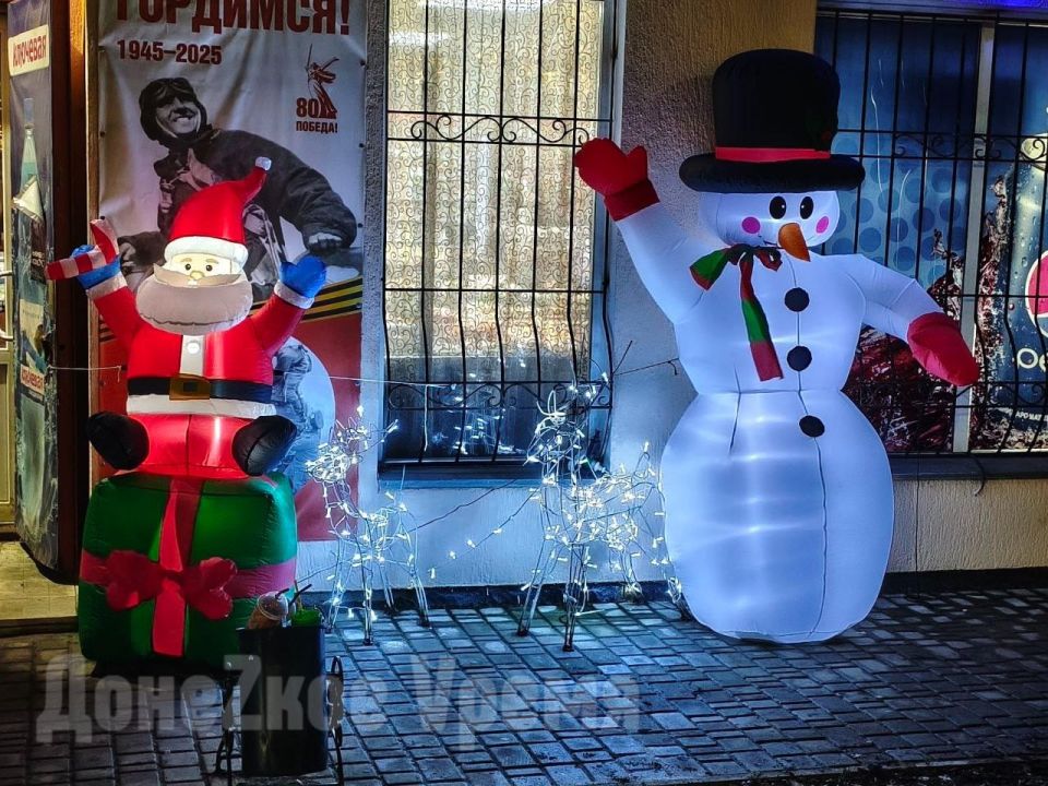 Без елки, но с иллюминацией и гирляндами: Горловка продолжает готовиться к Новому году Без елки, но с иллюминацией и гирляндами: Горловка продолжает готовиться к Новому году