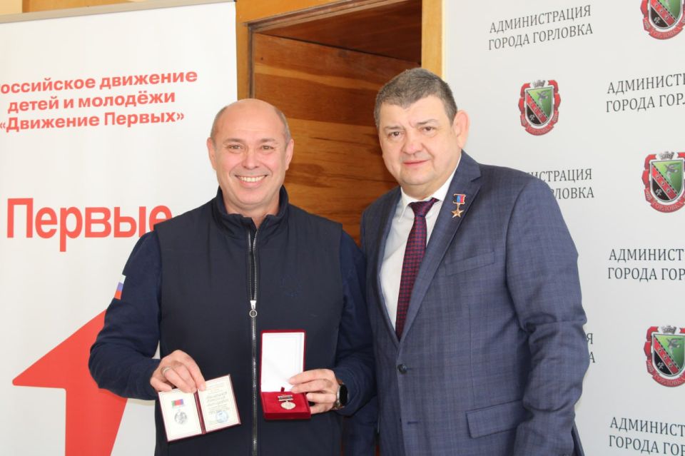 Иван Приходько: Сегодня вручил представителю шефа-региона Горловки – Кузбасса – Вячеславу Леонидовичу Мещерякову нагрудную медаль имени П.Н. Горлова III степени за активную гражданскую позицию, плодотворный труд и... Иван Приходько: Сегодня вручил представителю шефа-региона Горловки – Кузбасса – Вячеславу Леонидовичу Мещерякову нагрудную медаль имени П.Н. Горлова III степени за активную гражданскую позицию, плодотворный труд и...