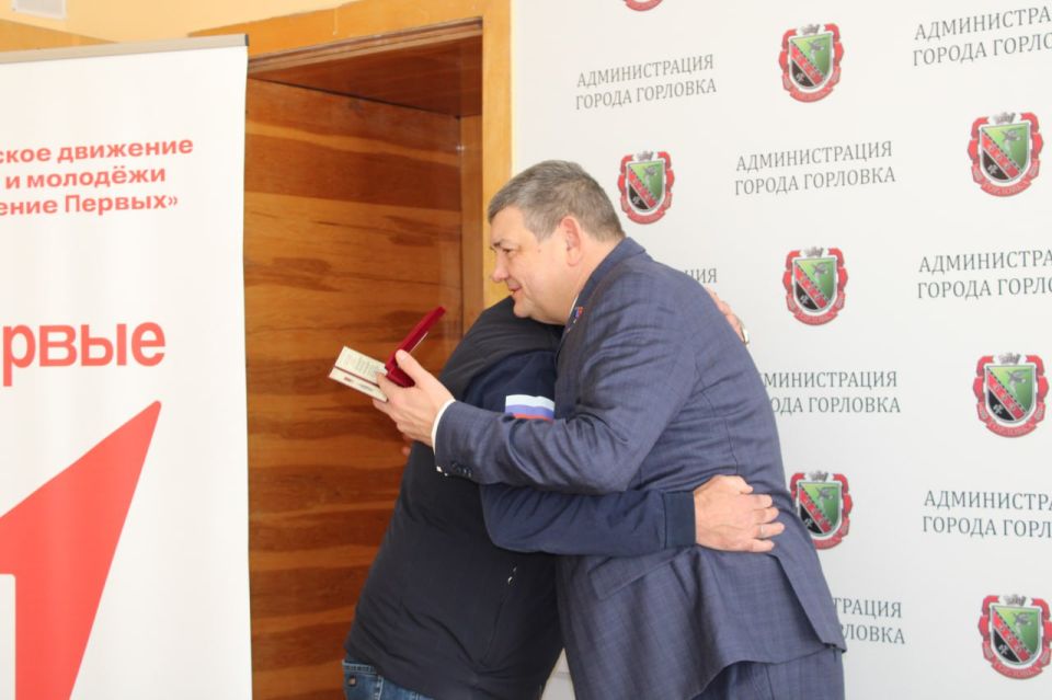 Иван Приходько: Сегодня вручил представителю шефа-региона Горловки – Кузбасса – Вячеславу Леонидовичу Мещерякову нагрудную медаль имени П.Н. Горлова III степени за активную гражданскую позицию, плодотворный труд и... Иван Приходько: Сегодня вручил представителю шефа-региона Горловки – Кузбасса – Вячеславу Леонидовичу Мещерякову нагрудную медаль имени П.Н. Горлова III степени за активную гражданскую позицию, плодотворный труд и...