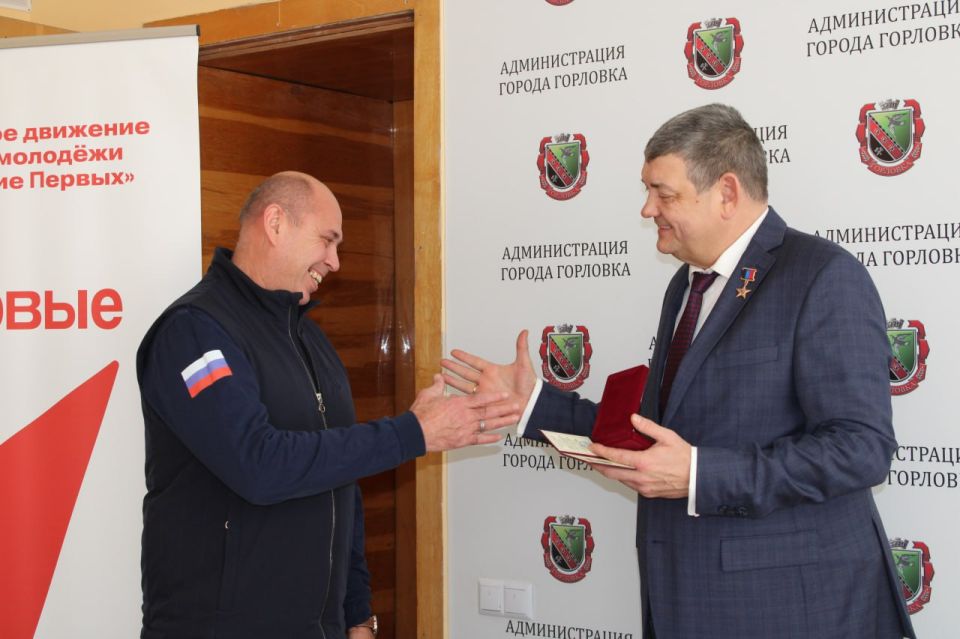 Иван Приходько: Сегодня вручил представителю шефа-региона Горловки – Кузбасса – Вячеславу Леонидовичу Мещерякову нагрудную медаль имени П.Н. Горлова III степени за активную гражданскую позицию, плодотворный труд и...