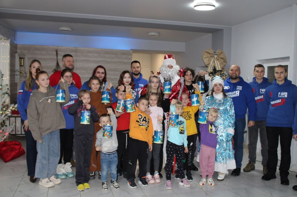 «Молодая Гвардия» привезла новогодние подарки детям и гуманитарную помощь больнице