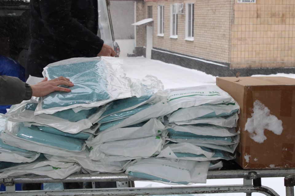 «Молодая Гвардия» привезла новогодние подарки детям и гуманитарную помощь больнице «Молодая Гвардия» привезла новогодние подарки детям и гуманитарную помощь больнице