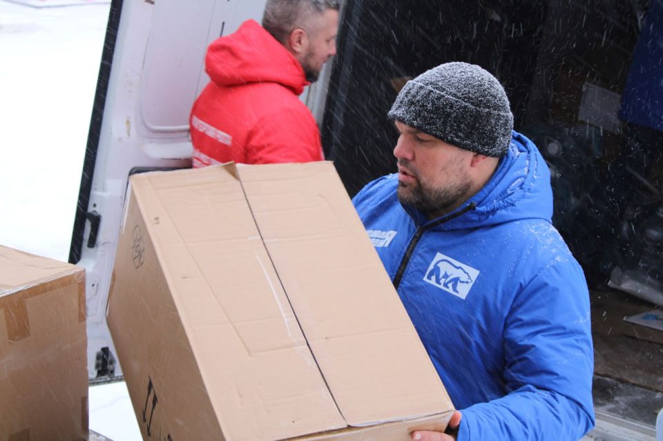 «Молодая Гвардия» привезла новогодние подарки детям и гуманитарную помощь больнице «Молодая Гвардия» привезла новогодние подарки детям и гуманитарную помощь больнице