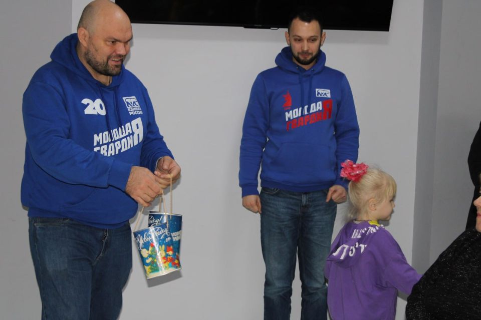 «Молодая Гвардия» привезла новогодние подарки детям и гуманитарную помощь больнице «Молодая Гвардия» привезла новогодние подарки детям и гуманитарную помощь больнице