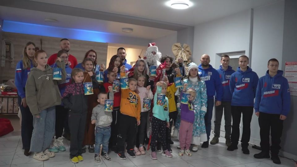 Вместе с председателем МГЕР Антоном Демидовым поздравили детей с наступающим новым годом в прифронтовых населённых пунктах