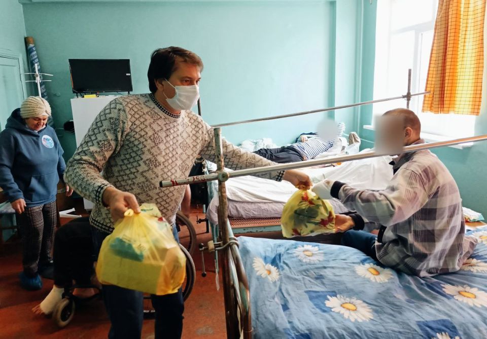 ащитникам с любовью: подарки и письма согрели сердца раненых бойцов в Горловке ащитникам с любовью: подарки и письма согрели сердца раненых бойцов в Горловке