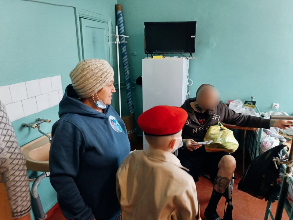 ащитникам с любовью: подарки и письма согрели сердца раненых бойцов в Горловке ащитникам с любовью: подарки и письма согрели сердца раненых бойцов в Горловке