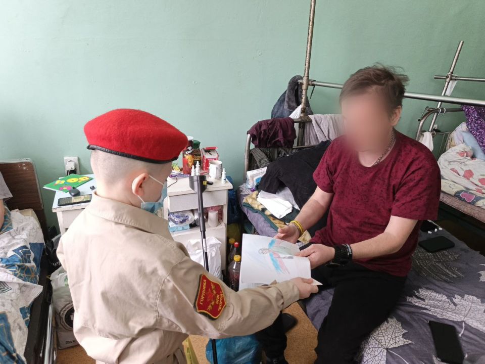 ащитникам с любовью: подарки и письма согрели сердца раненых бойцов в Горловке ащитникам с любовью: подарки и письма согрели сердца раненых бойцов в Горловке